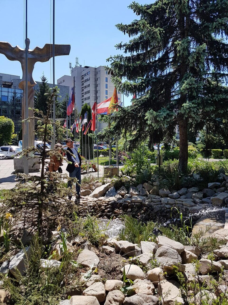 Fântână arteziană rustică, în Parcul Steagurilor din Suceava
