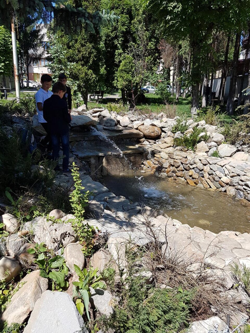 Fântâna rustică din Parcul Steagurilor este noua atracție a copiilor, care vin acolo după ore