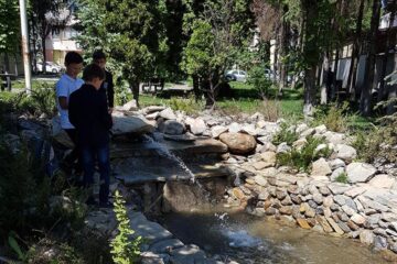 Fântâna rustică din Parcul Steagurilor este noua atracție a copiilor, care vin acolo după ore