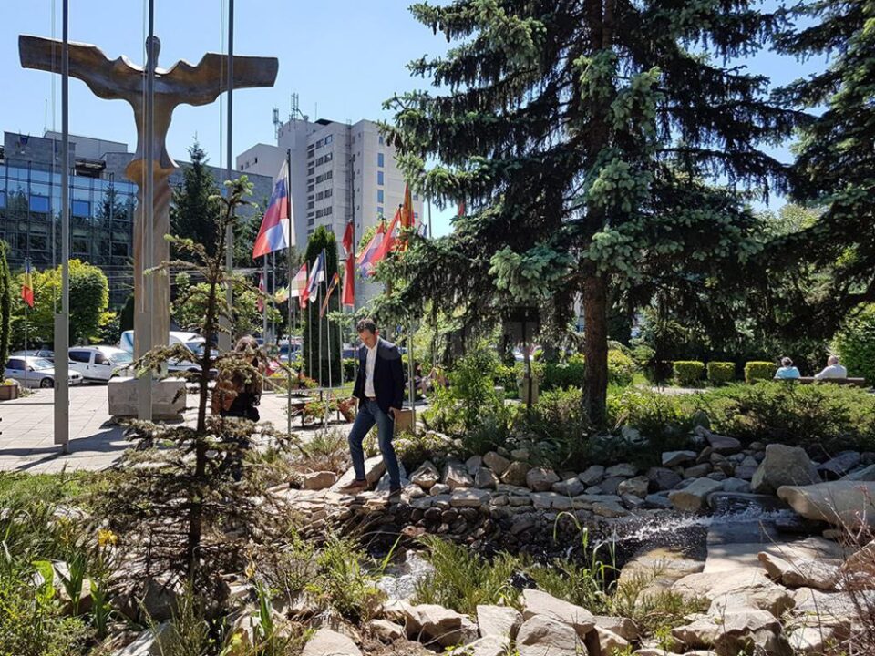 Fântână arteziană rustică, în Parcul Steagurilor din Suceava