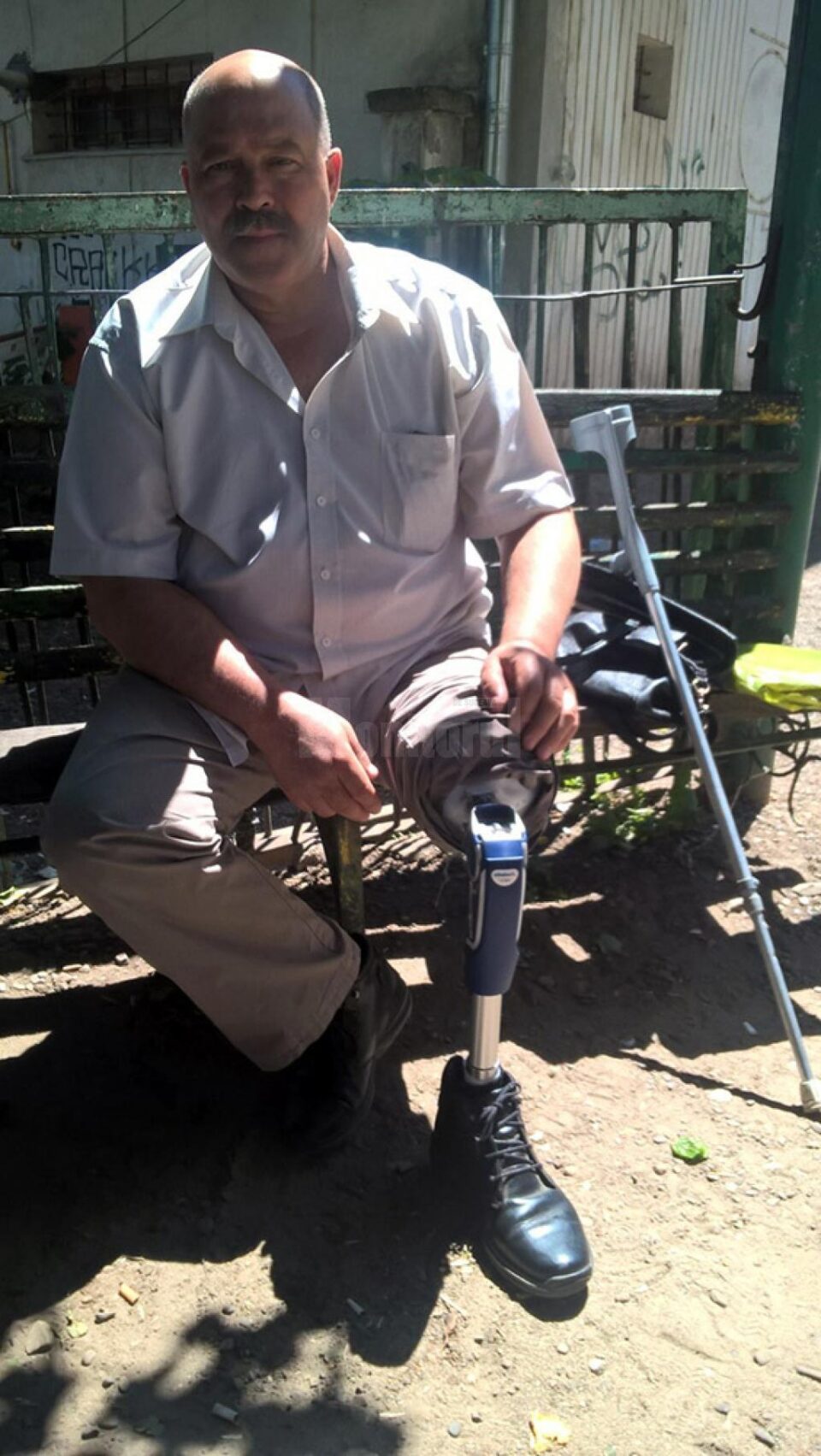 Nelu Marișcaru a rămas cu handicap accentuat și se deplasează cu ajutorul unei proteze