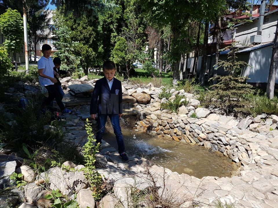 Fântână arteziană rustică, în Parcul Steagurilor din Suceava