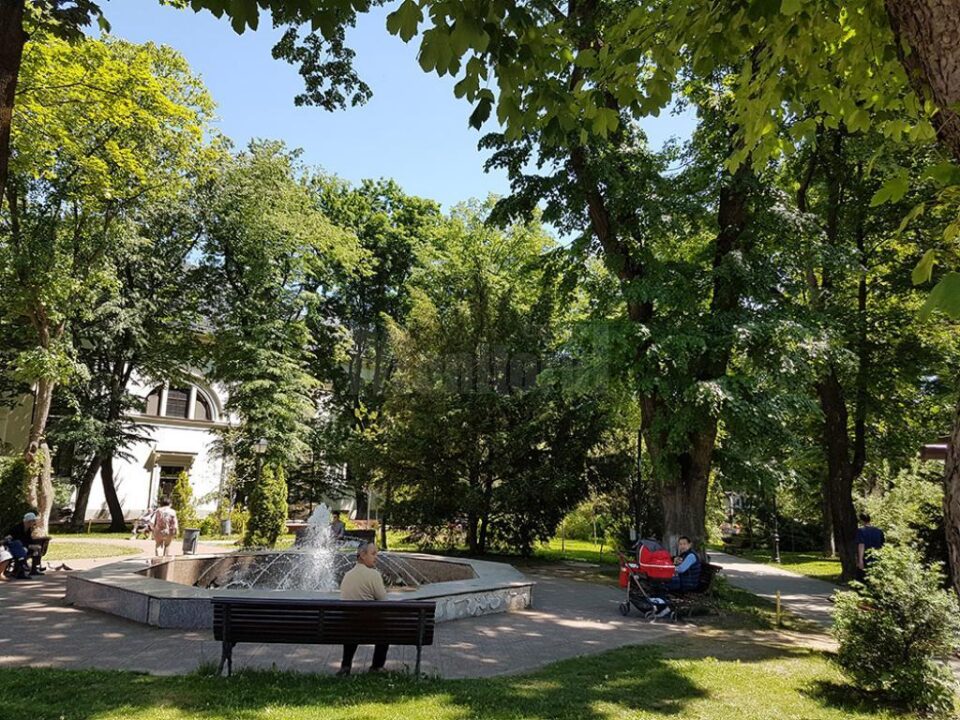 Pe spațiile verzi din municipiul Suceava sunt efectuate, începând de aseară, operațiuni de dezinsecție ce vizează în special căpușele