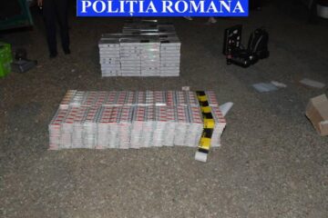 În interiorul autoturismului, polițiștii au depistat 15 baxuri cu țigări fără acte de proveniență
