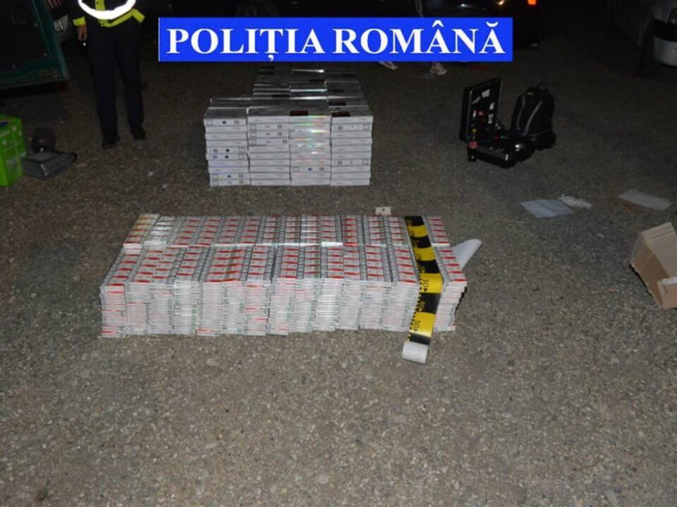 În interiorul autoturismului, polițiștii au depistat 15 baxuri cu țigări fără acte de proveniență