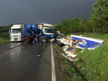 Furgonetă de înghețată, spulberată de un tir care a intrat pe contrasens