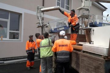 Incubatoare pentru bebeluși transportate fără nici o protecție în remorca tractorului