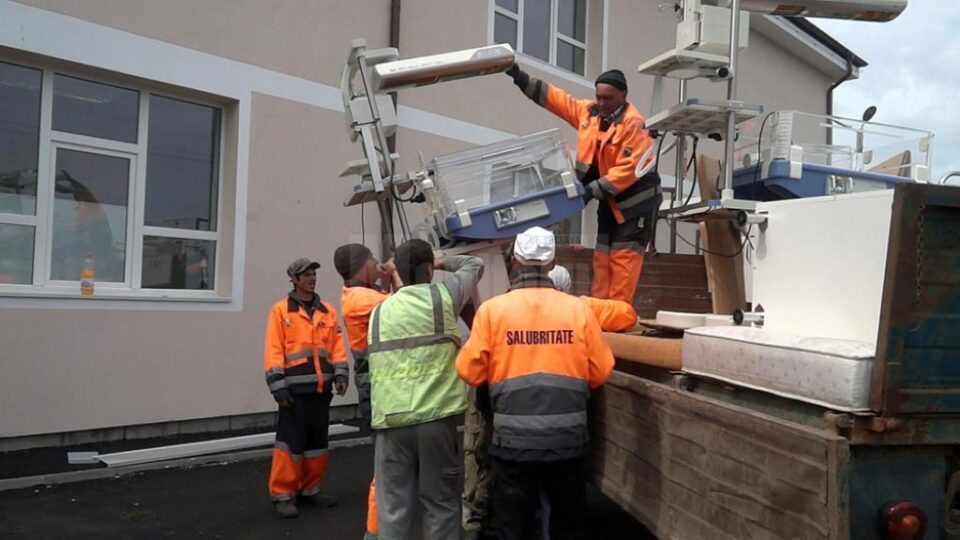 Incubatoare pentru bebeluși transportate fără nici o protecție în remorca tractorului Incubatoare pentru bebeluși transportate fără nici o protecție în remorca tractorului