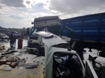 Furgonetă de înghețată, spulberată de un tir care a intrat pe contrasens