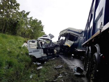 Furgonetă de înghețată, spulberată de un tir care a intrat pe contrasens