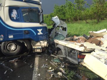 Furgonetă de înghețată, spulberată de un tir care a intrat pe contrasens