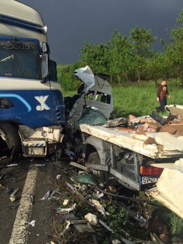 Furgonetă de înghețată, spulberată de un tir care a intrat pe contrasens