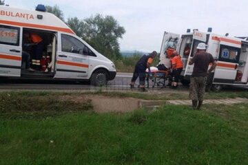 Trei victime au ajuns la spital în urma unei depășiri imprudente
