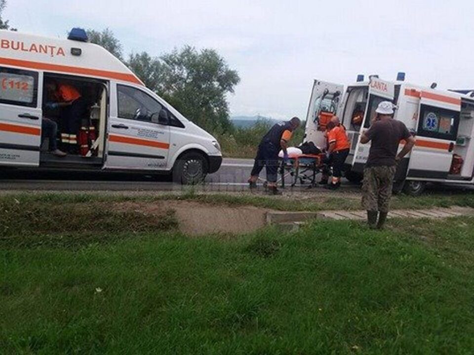 Trei victime au ajuns la spital în urma unei depășiri imprudente