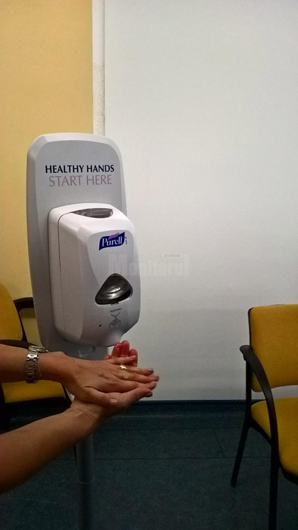 La fiecare pat este instalat un sistem de dozare a dezinfectantului, destinat personalului și pacienților