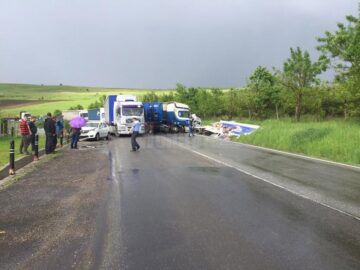 Furgonetă de înghețată, spulberată de un tir care a intrat pe contrasens