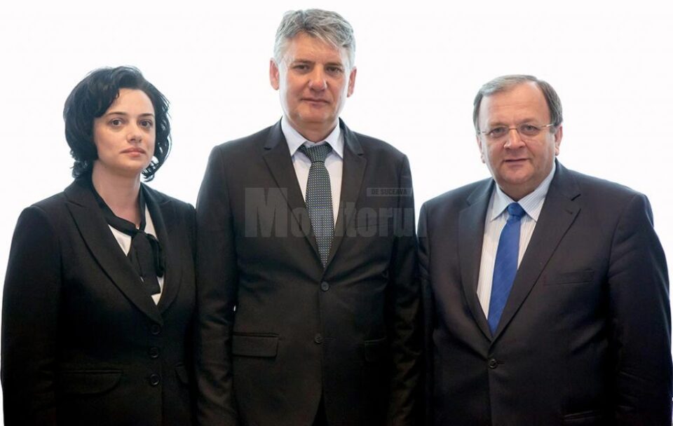 Cezar Vasile Groza (centru) are susținerea lui Gheorghe Flutur și a deputatului PNL Angelica Fădor