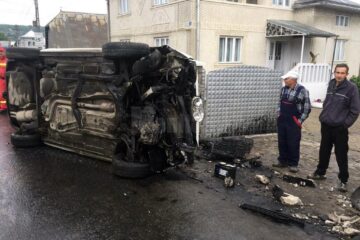 Autoturismul VW a lovit un stâlp și s-a răsturnat peste poarta unei case