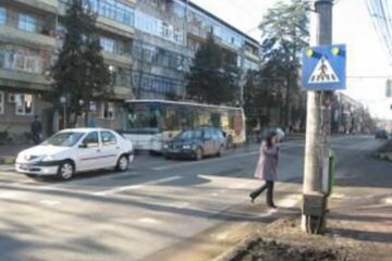 Copilul traversa pe trecerea de pietoni