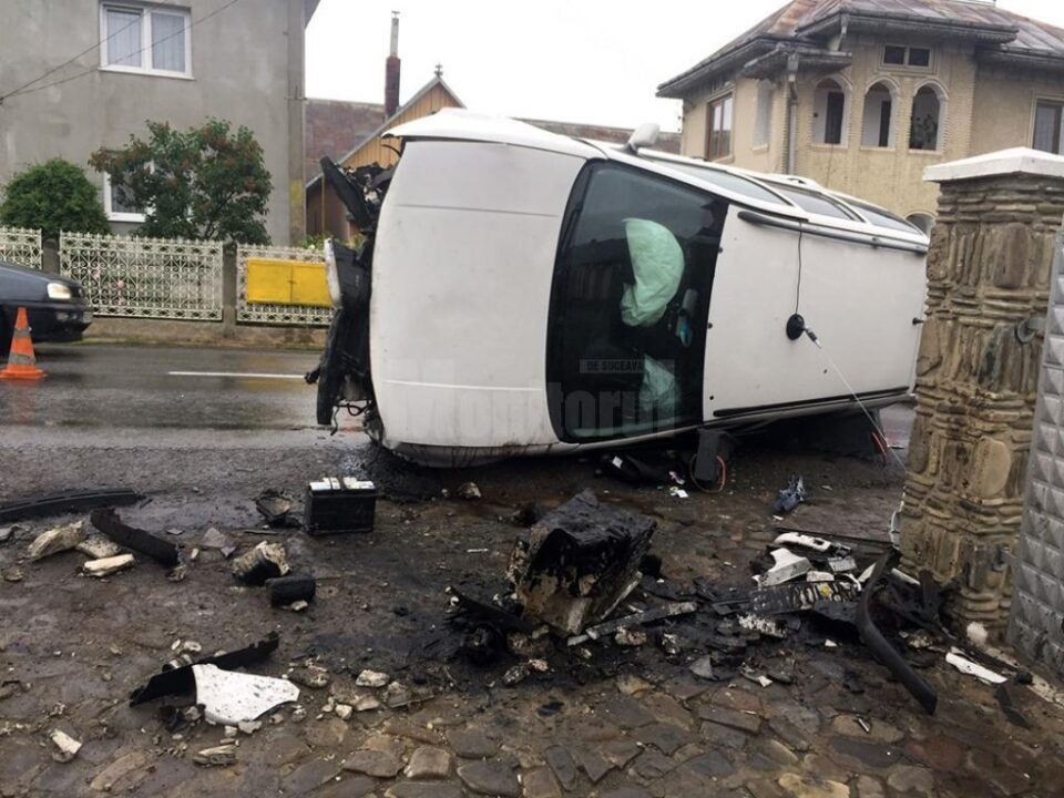 Autoturismul VW a lovit un stâlp și s-a răsturnat peste poarta unei case