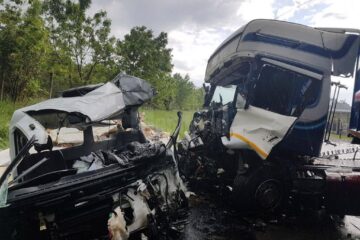 Cei trei au fost extrași din mașini de echipajele de descarcerare ale pompierilor