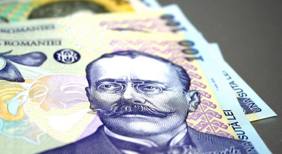 Persoane necunoscute au sustras din buzunarul unei haine suma de 300 lei