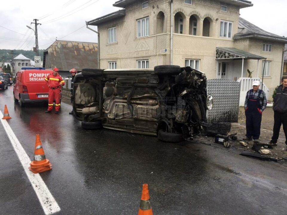 Autoturismul VW a lovit un stâlp și s-a răsturnat peste poarta unei case