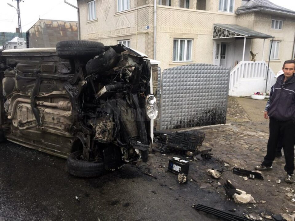 Autoturismul VW a lovit un stâlp și s-a răsturnat peste poarta unei case