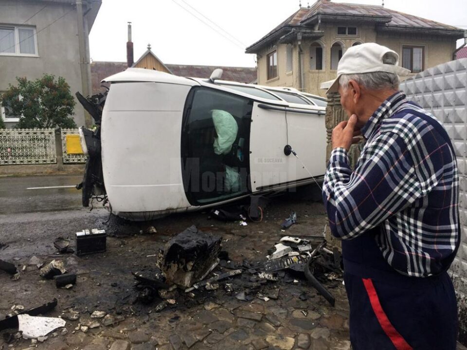Autoturismul VW a lovit un stâlp și s-a răsturnat peste poarta unei case