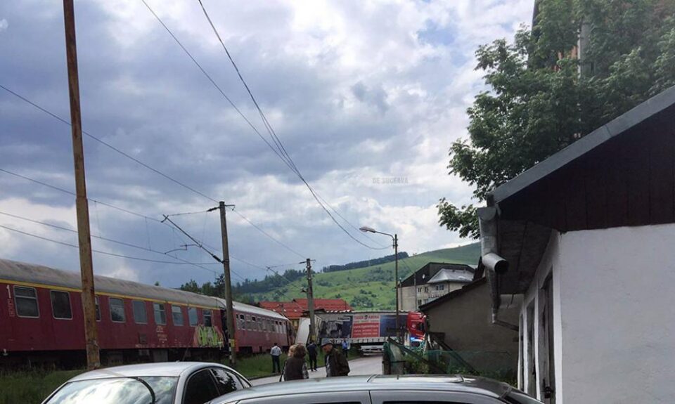 Tir lovit de tren la Gura Humorului