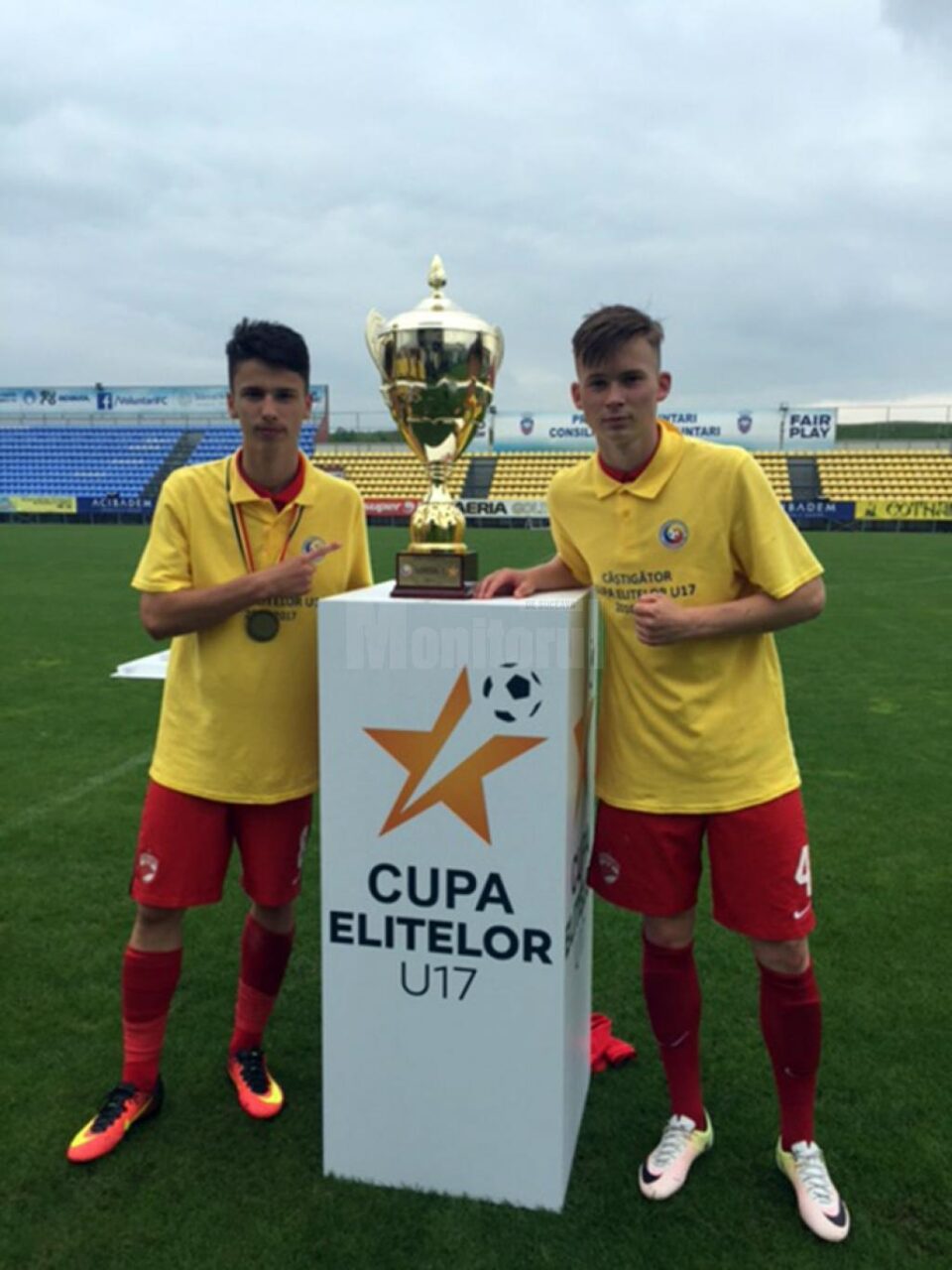 Alex Longher (stânga) și Ciprian Cheia au cucerit Cupa Elitelor la under 17