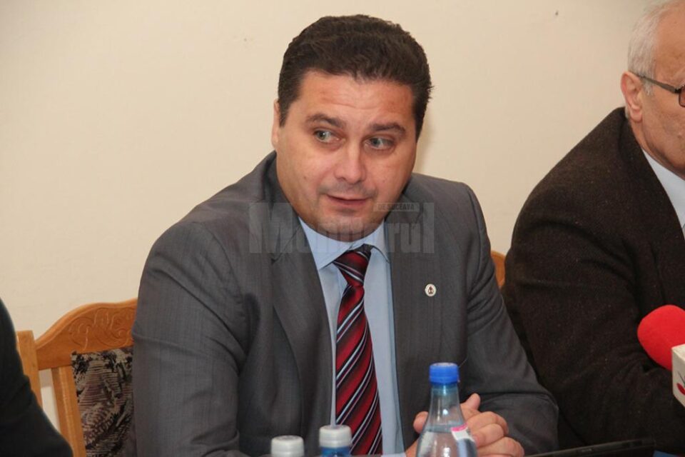 Angajații din învățământ pichetează sediul Parlamentului