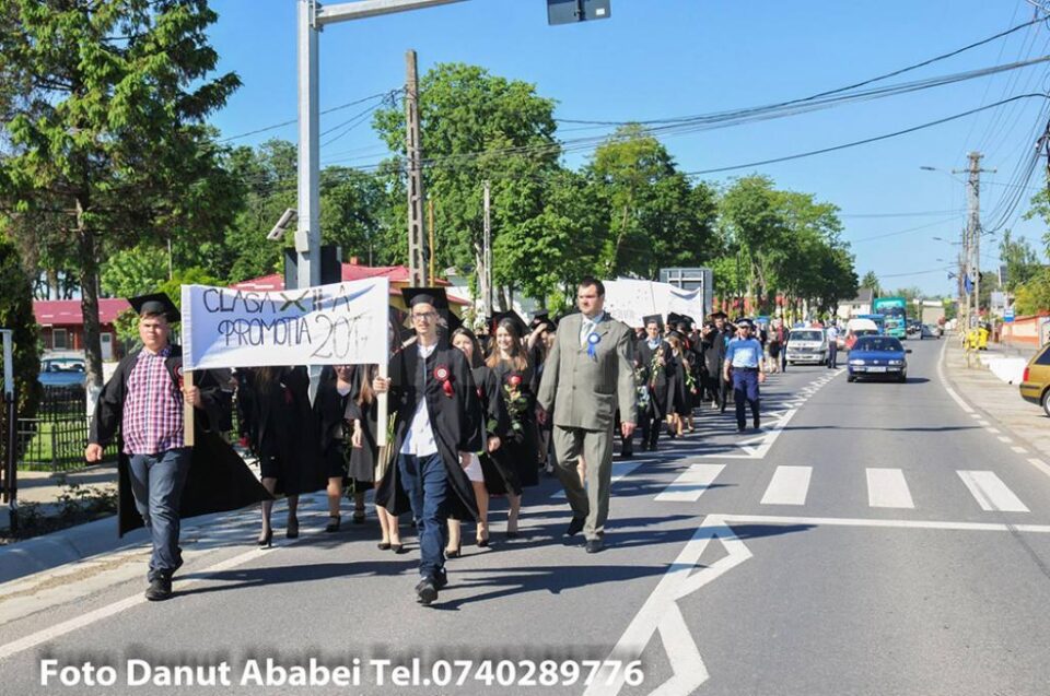 Tinerii au pornit într-un Marș al absolvenților pe strazile din comună Foto: Dănuț Ababei
