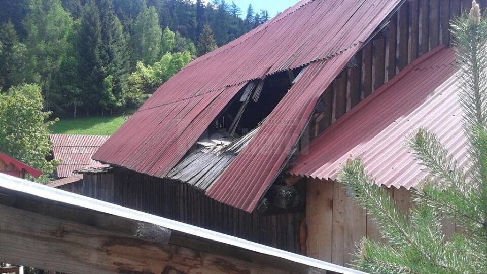 Șura pe care a căzut motociclistul