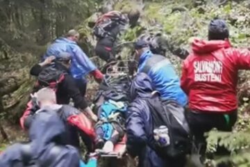Mădălina Itu coborâtă de pe munte de salvamontiștii din Bușteni