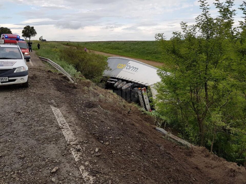 Tirul a zburat de pe șosea și s-a răsturnat într-un șanț adânc de aproape șapte metri