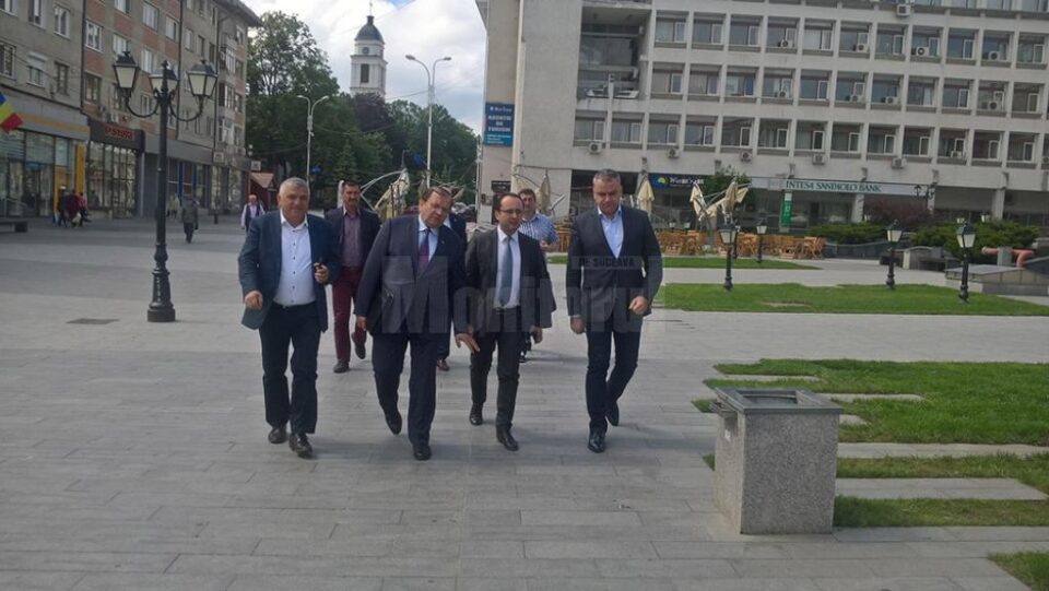 Cristian Bușoi a venit la Suceava pentru a-și prezenta moțiunea cu care va candida pentru președinția PNL Cristian Bușoi a venit la Suceava pentru a-și prezenta moțiunea cu care va candida pentru președinția PNL
