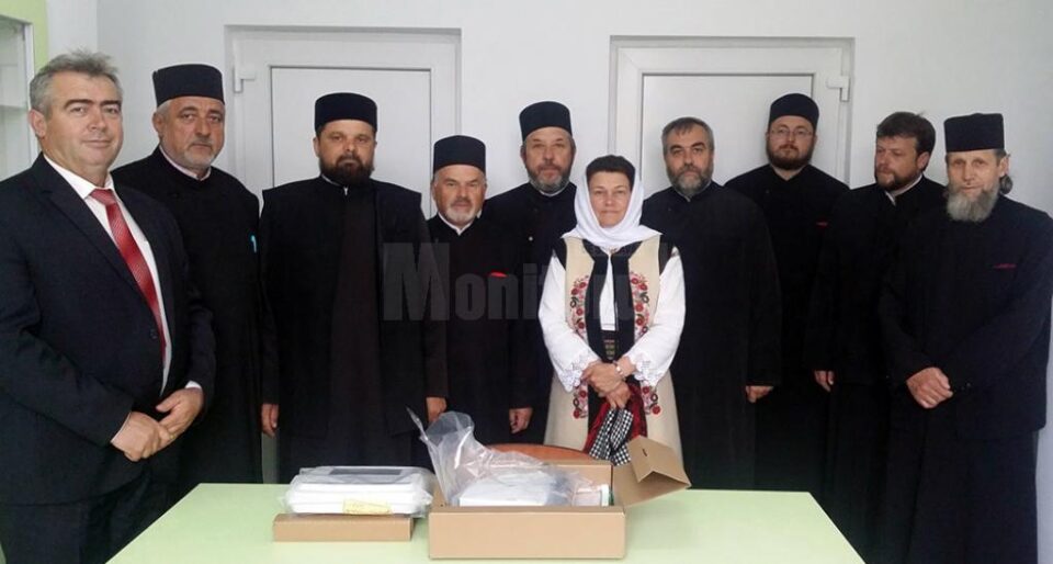Electrocardiograful a fost predat preoților Gheorghe Saftiuc și Teofil Saftiuc și preotesei Mioara Saftiuc, cei care se îngrijesc de finalizarea noii unitați medicale