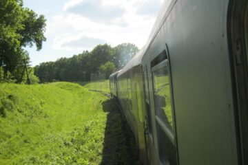 Trenul parcurge un traseu pitoresc