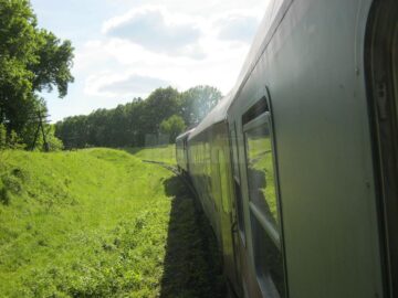Trenul parcurge un traseu pitoresc