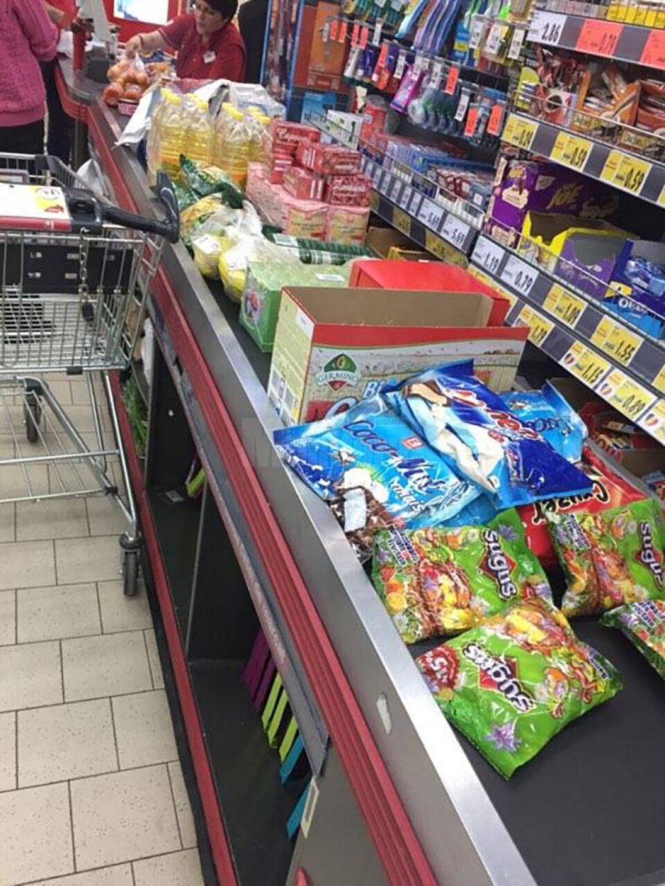 Cadouri pentru copii din centre de plasament, din partea voluntarilor de la SMURD și Pompieri Suceava