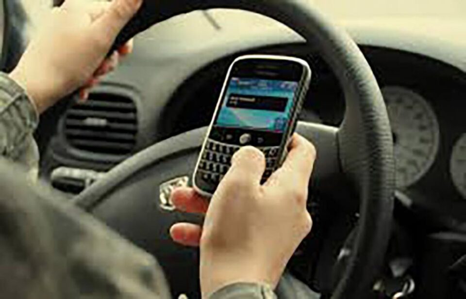 O șoferiță preocupată de telefonul mobil a provocat un accident grav