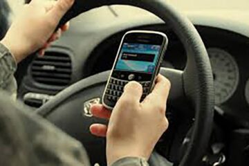 O șoferiță preocupată de telefonul mobil a provocat un accident grav