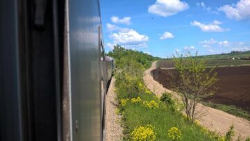 Trenul parcurge un traseu pitoresc