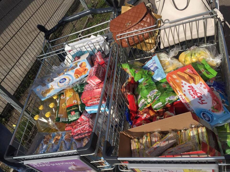 Cadouri din partea voluntarilor de la SMURD și Pompieri pentru copii din centrele de plasament
