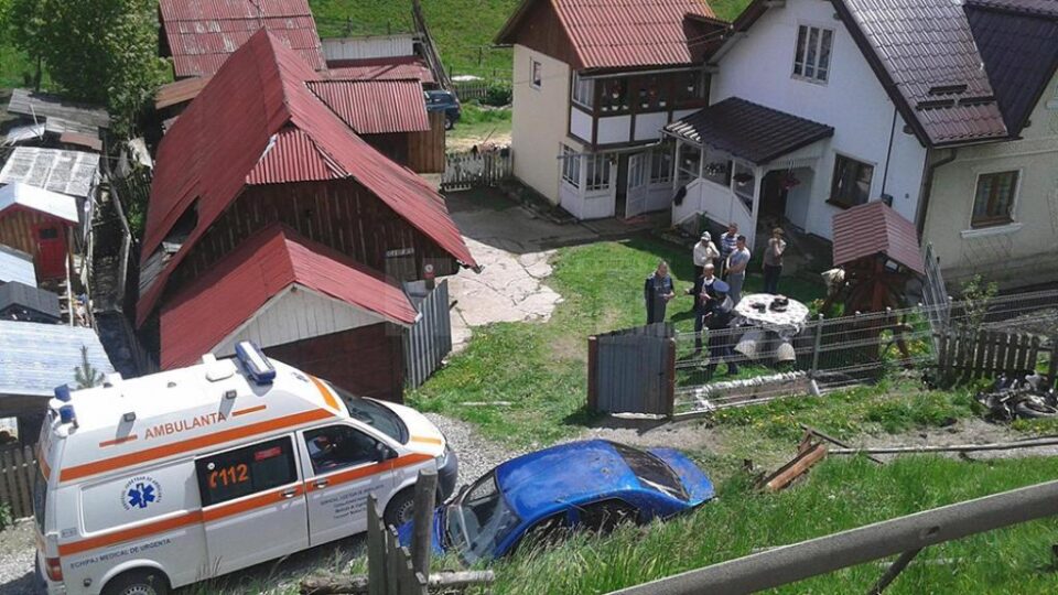 Moarte groaznică pentru un motociclist de 29 de ani, după ce a fost proiectat de pe motocicletă pe acoperișul unei case