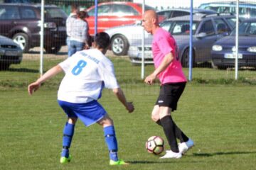 Campion al României cu Oțelul Galați, Sergiu Costin, în dreapta imaginii, este cel mai cunoscut fotbalist al celor de la ACS Dumitra.