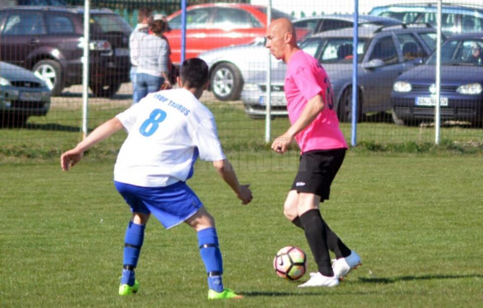 Campion al României cu Oțelul Galați, Sergiu Costin, în dreapta imaginii, este cel mai cunoscut fotbalist al celor de la ACS Dumitra.