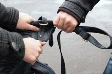Tânăr prins și încarcerat, după ce a tâlhărit o bătrână pe stradă