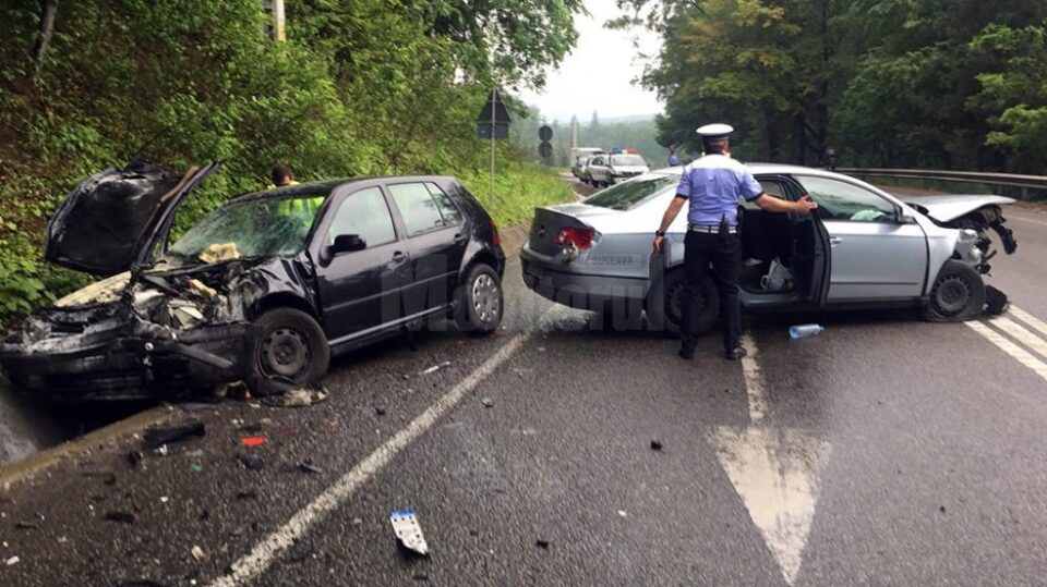 Impactul violent dintre cele două mașini